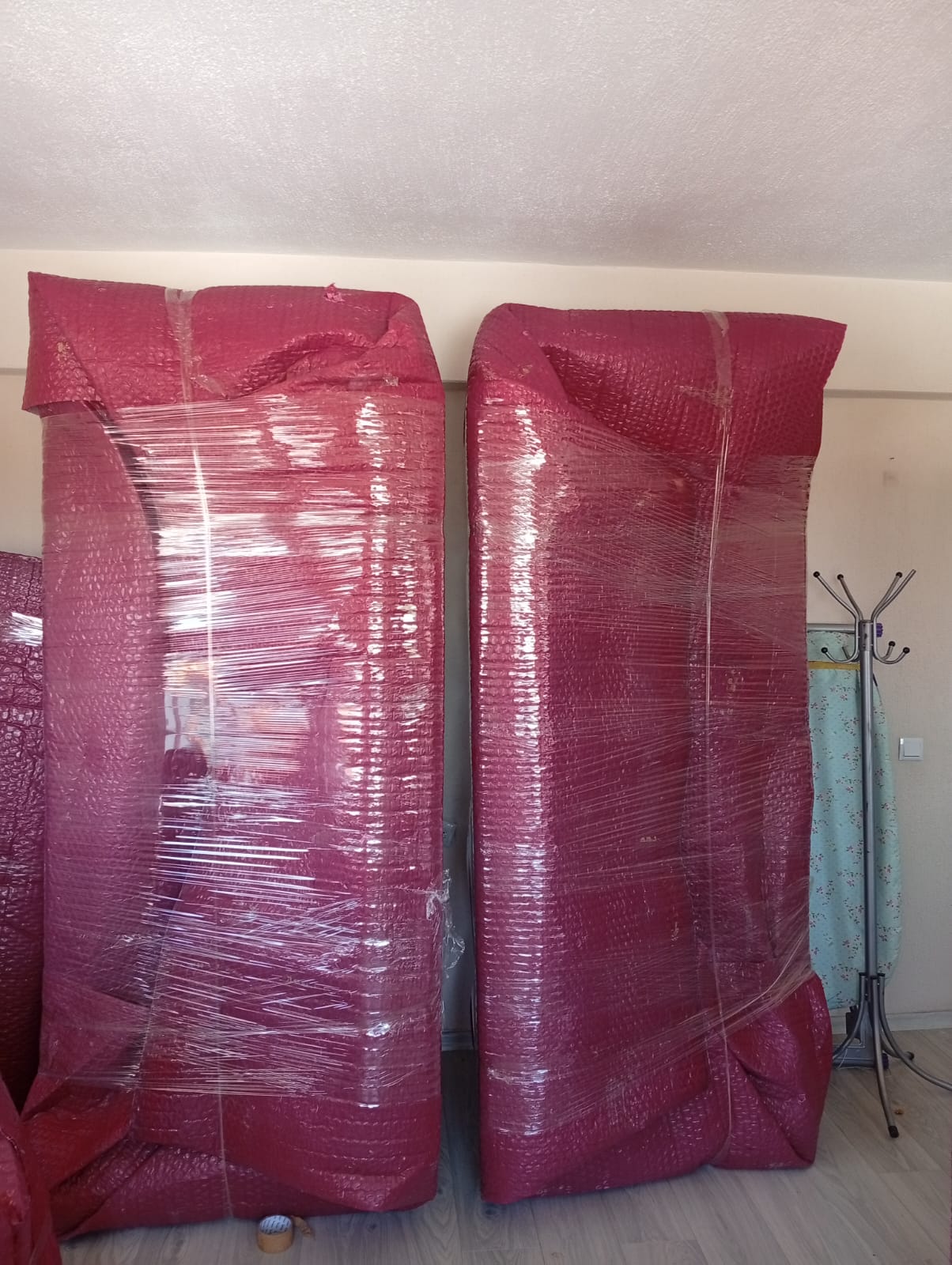 Paketlenmiş büyük mobilyaların taşınmaya hazır hali